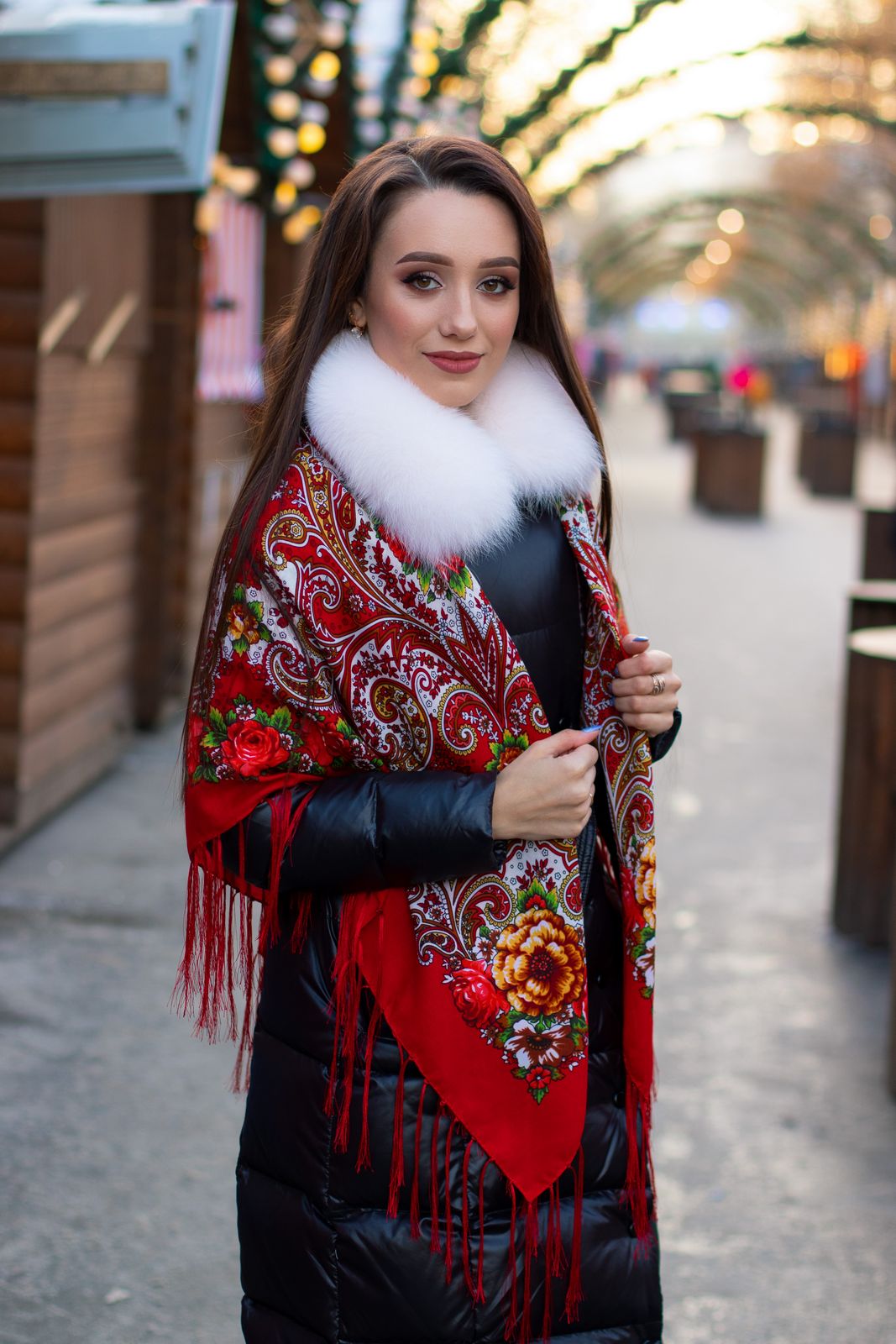 Червона хустина з атласними торочками