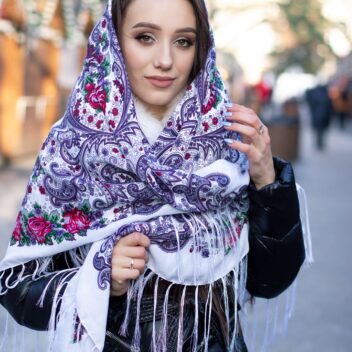 Біла хустина з торочками “Первоцвіт”