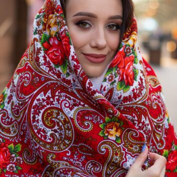 Червона хустина з торочками “Первоцвіт”