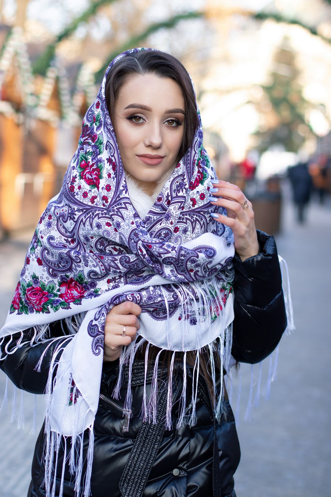 Біла хустина з фіолетовими квітами