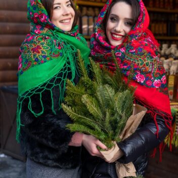 Зелена українська хустина з тороками “Мальви”