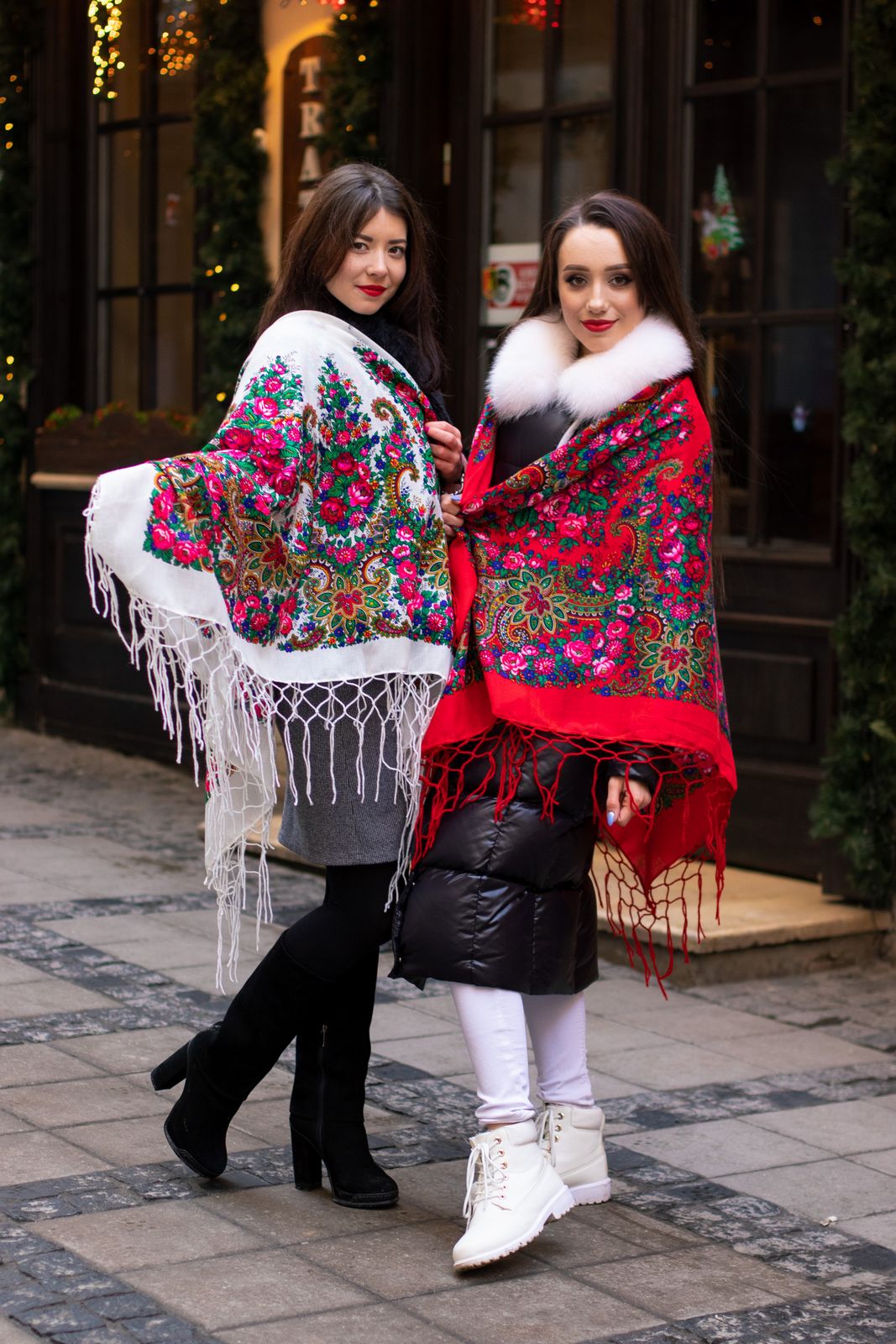 Біла та червона українська хустина