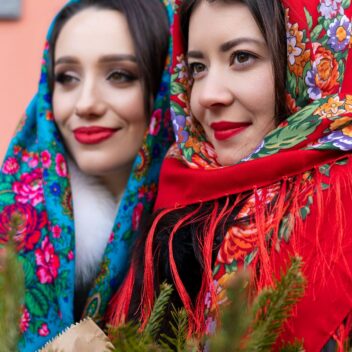 Червона хустина з торочками “Півони”