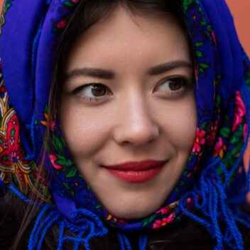 Синя українська хустина з тороками “Мальви”