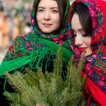 Зелена українська хустина з тороками “Мальви”