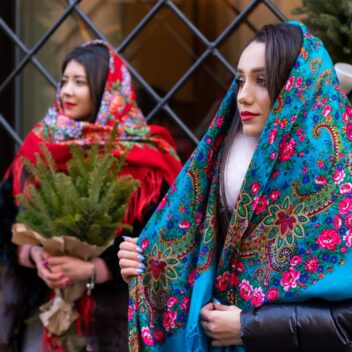 Блакитна українська хустина з тороками “Мальви”